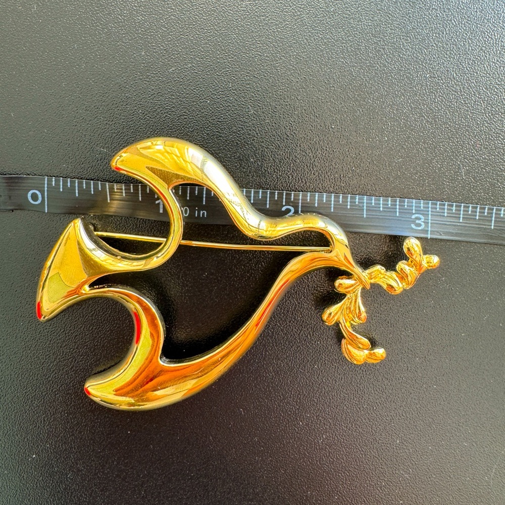 LOT 2173 18K gold plated GIVENCHY LARGE brooch